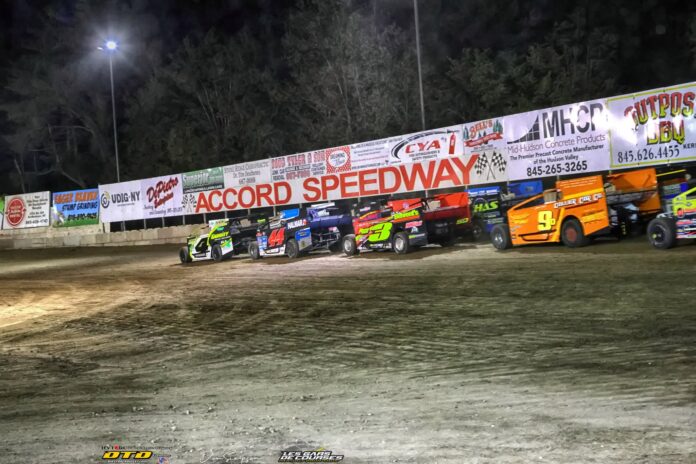 Sprint cars racing at Accord Speedway