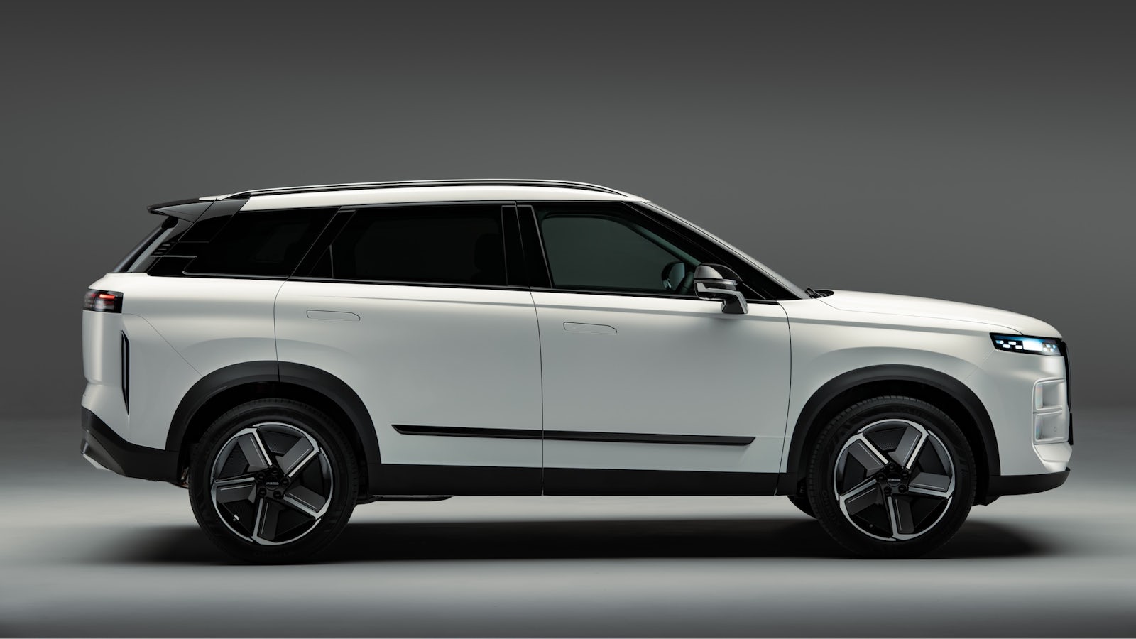 White Jaecoo 7 SUV side view