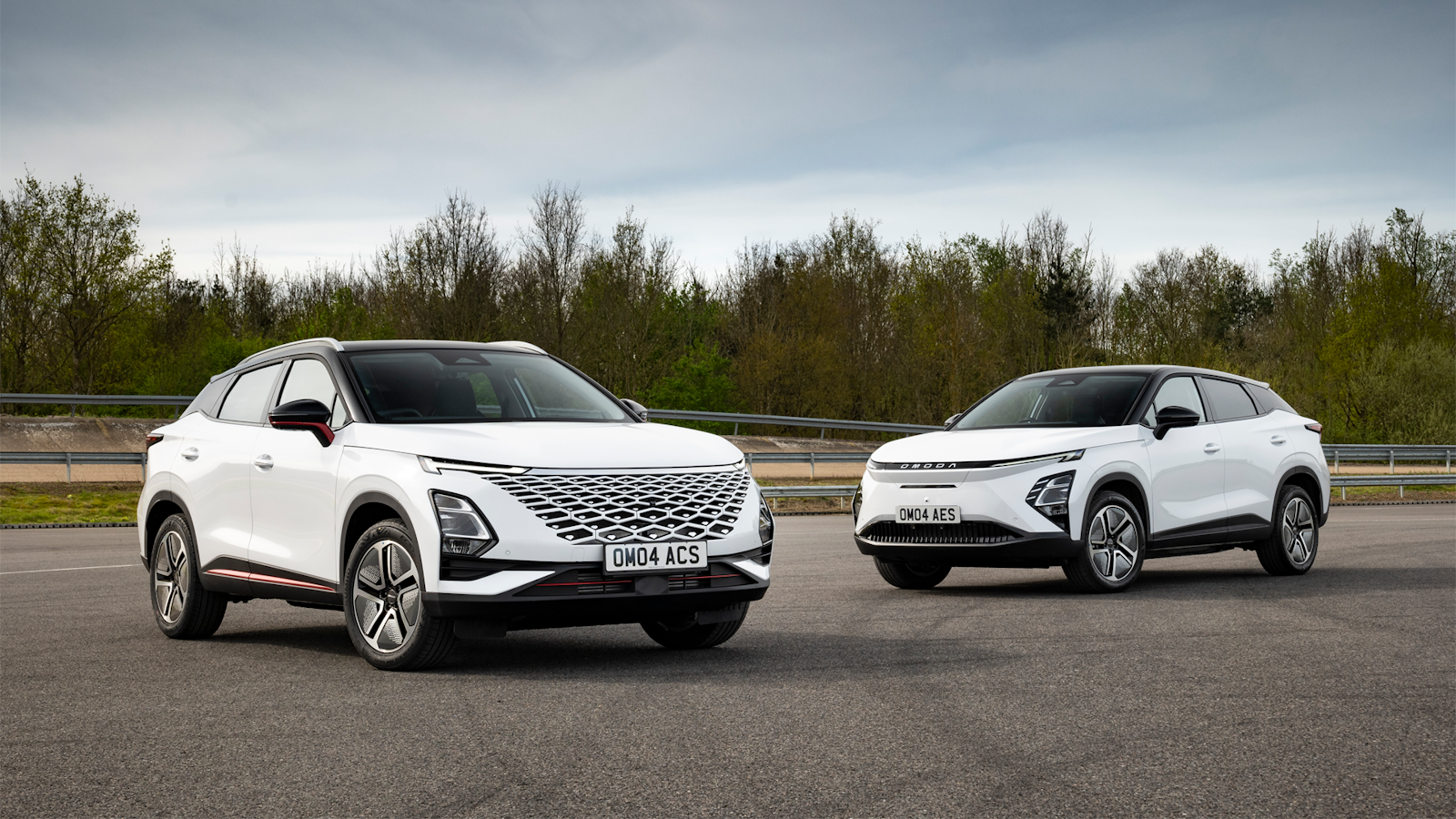 Two white Omoda SUVs side-by-side