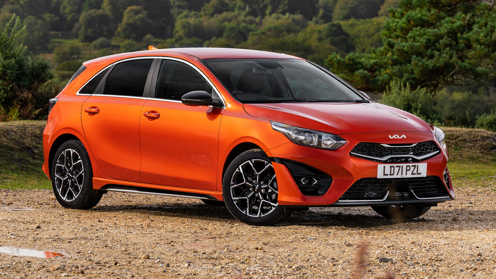 Kia Ceed in orange front view